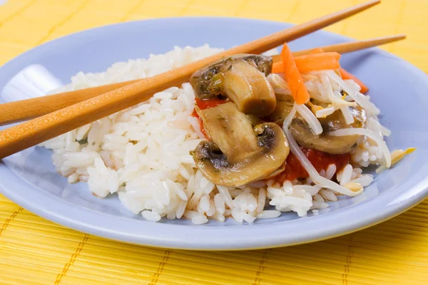 Ασιατικό στυλ ρύζι με μανιτάρια και λαχανικά — Φωτογραφία Αρχείου
