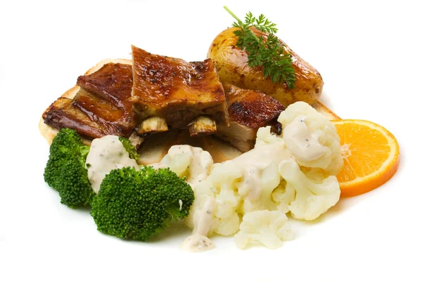 Carne alla brace con verdure isolate su bianco — Foto Stock