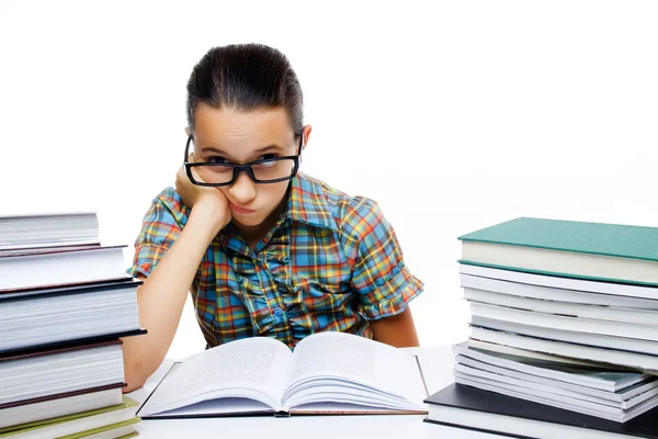 Ung flicka läser en bok — Stockfoto