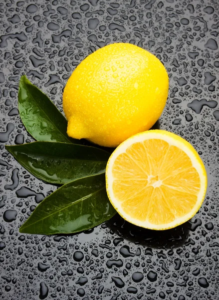 Fruta del limón fresco sobre superficie mojada — Stok fotoğraf