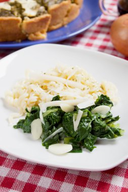 silverbeet noodle, sarımsak ve rendelenmiş peynir ile