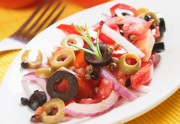 Növényi saláta, paradicsom, hagyma és olajbogyó — Stock Fotó