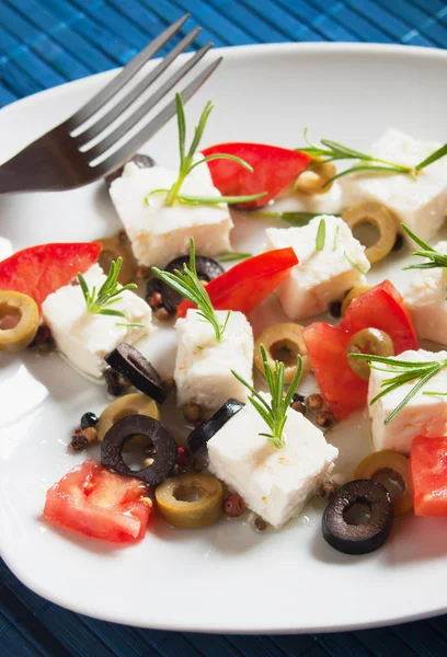 Antipasto al formaggio con olive e rosmarino — Foto Stock