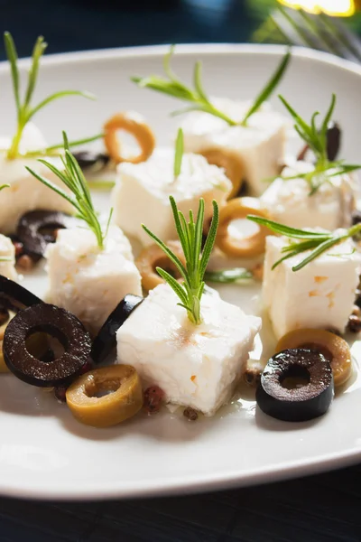Сырная закуска с оливками и розмарином — стоковое фото