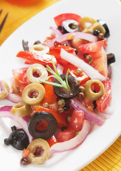 Sałatka włoska z oliwek, pomidorów i cebuli — Zdjęcie stockowe