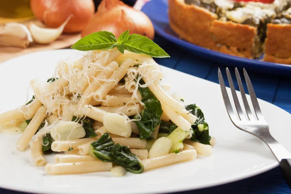 Italiaans pasta met knoflook en sliverbeet — Stockfoto