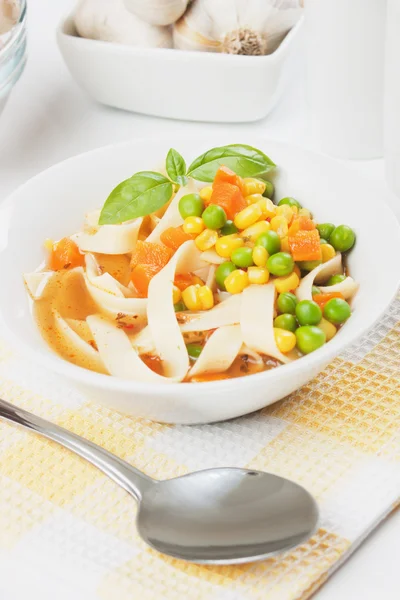 Sopa de macarrão vegetal transparente — Fotografia de Stock
