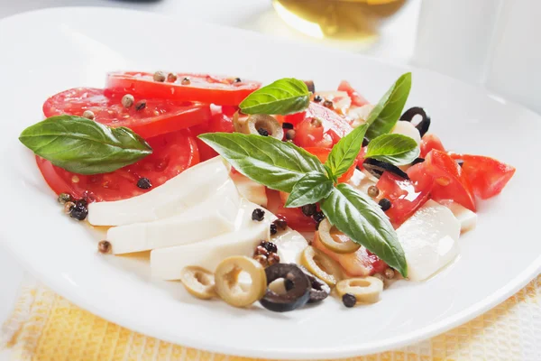 Salade de caprese avec mozzarella, tomate et basilic — Photo