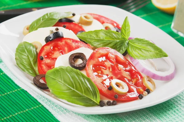 意大利沙拉沙拉配芝士、 罗勒、 番茄 — 图库照片