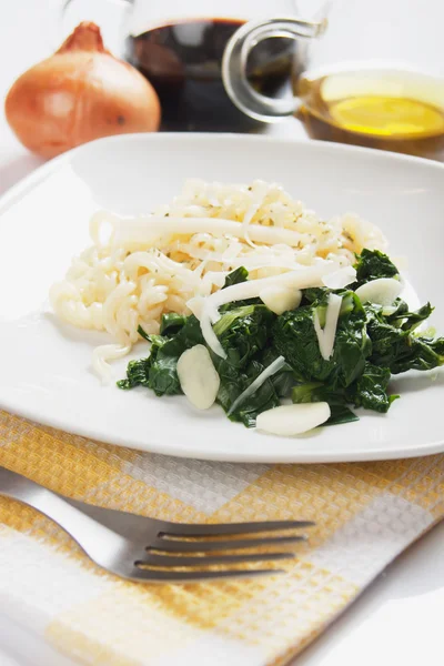 Italian pasta with garlic and sliverbeet — Stock Photo, Image