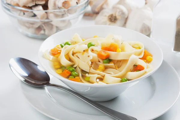 Овощной суп с лапшой — стоковое фото