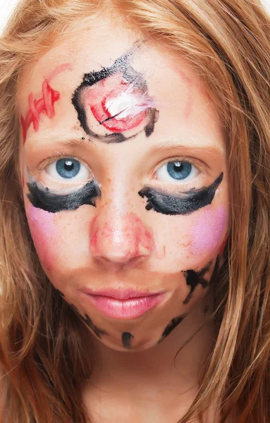 Młoda dziewczyna z pomalowaną twarzą — Zdjęcie stockowe
