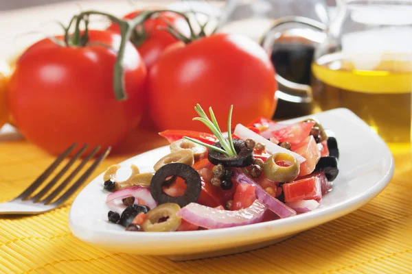 Fresh salad with tomato and olives — Stock Photo, Image