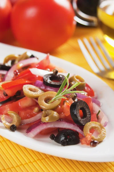 Zeytin ve domates salatası — Stok fotoğraf