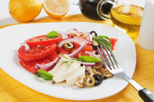 Mozzarella, domates ve fesleğenli caprese salatası — Stok fotoğraf