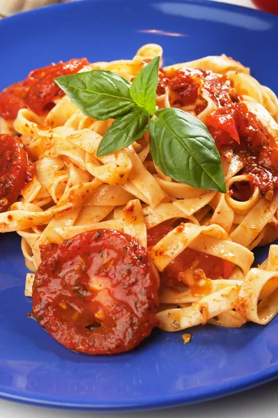 Pasta milanese met basilicum en tomaat — Stockfoto