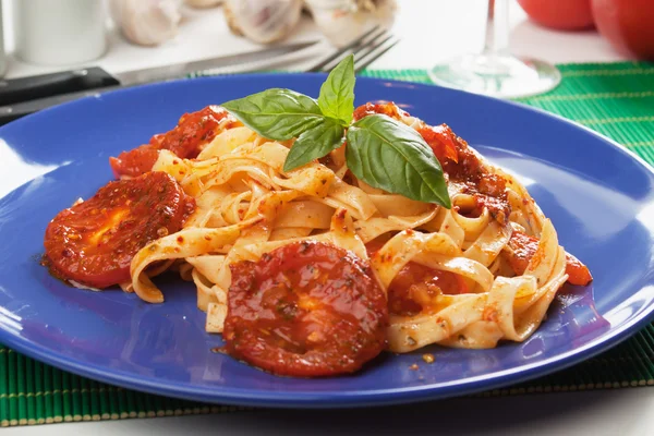 Makarna milanese fesleğen ve domates ile — Stok fotoğraf