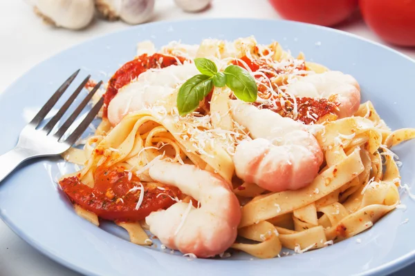 Garnalen en pasta met tomatensaus — Stockfoto