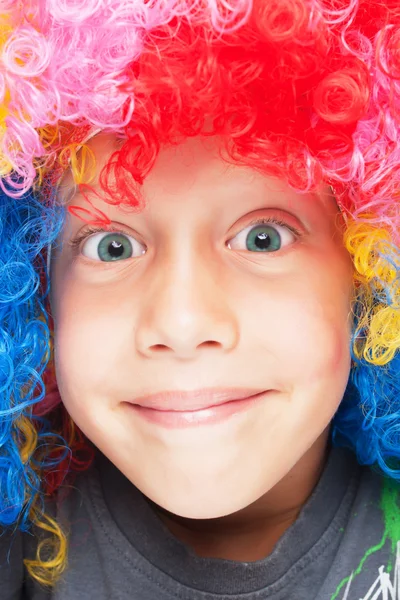 Sorrindo menino com peruca festa — Fotografia de Stock