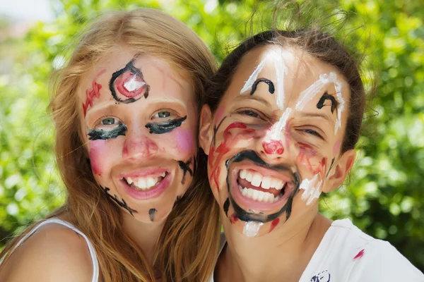 Unga flickor med målade ansikten — Stockfoto