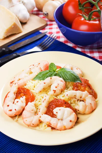 Spicy shrimps with cooked rice — Stock Photo, Image