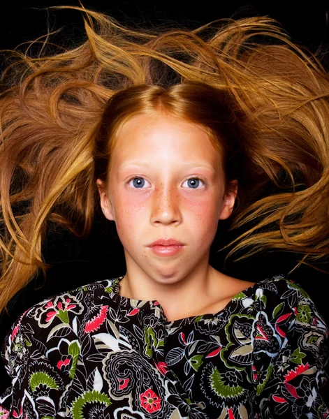 Mladá dívka s rudými vlasy — Stock fotografie