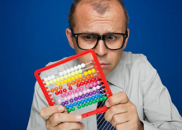 Homem com calculadora de ábaco — Fotografia de Stock