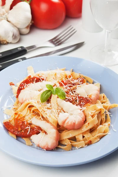Pasta with shrimps and tomato — Stock Photo, Image