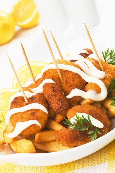 Lanche de camarão com batatas fritas — Fotografia de Stock