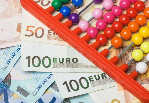 Počítadlo a evropské peníze — Stock fotografie