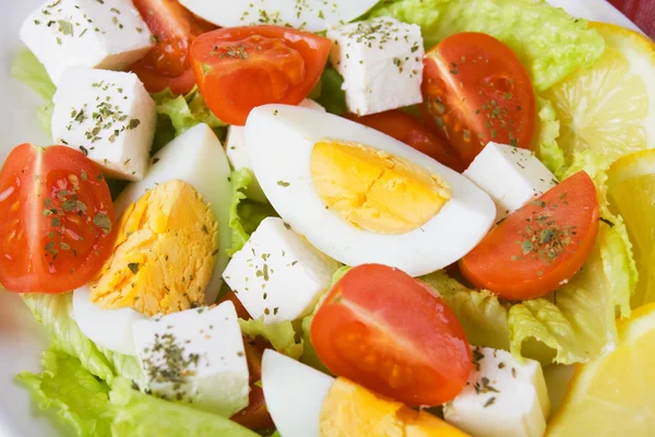 Салат с яйцом и сыром — стоковое фото