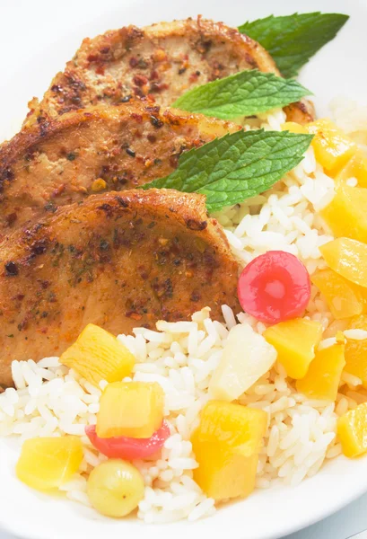 Spicy pork loin chops with tropical fruit and rice — Stock Photo, Image