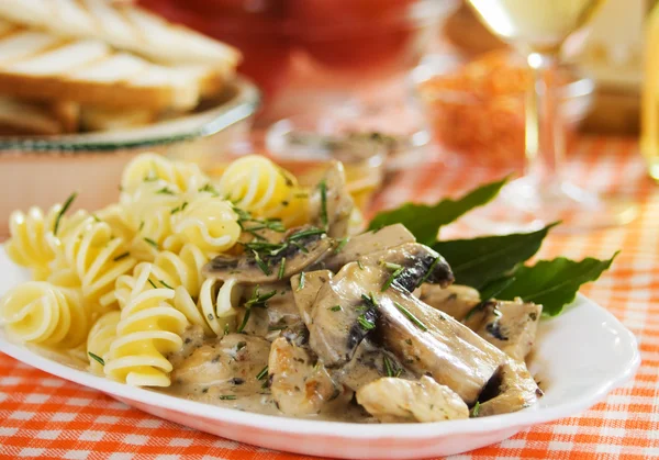 Macarrão italiano com cogumelos — Fotografia de Stock