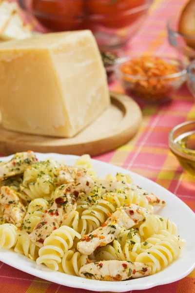 Italiaanse pasta met kippenvlees — Stockfoto