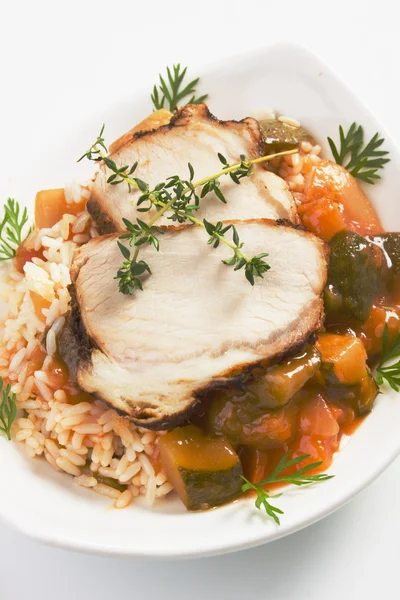 Carne de cerdo asada con arroz y verduras —  Fotos de Stock