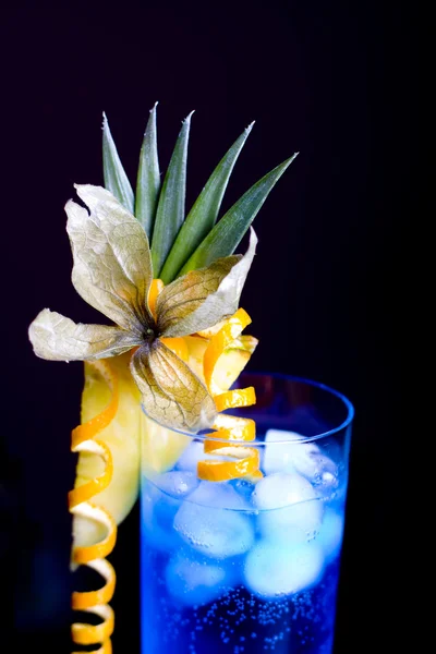 Cocktail aus blauer Lagune — Stockfoto