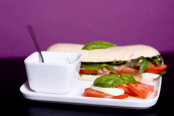 Baguette-Sandwich mit Scheiben Schinken lizenzfreie Stockfotos