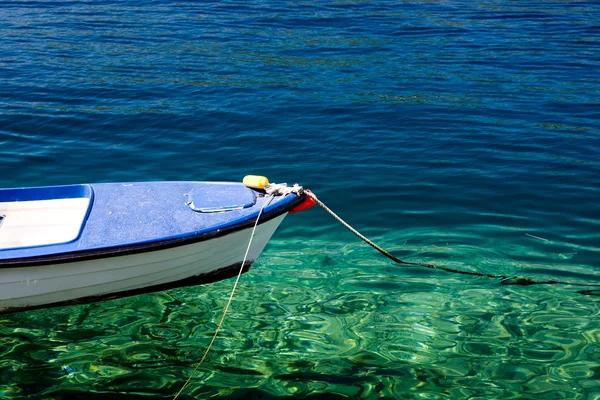 Solo barco en el mar — Foto de Stock