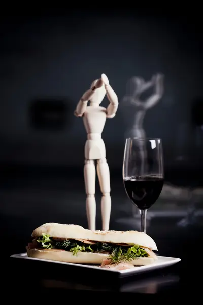 Sandwich au saumon et verre de vigne — Photo
