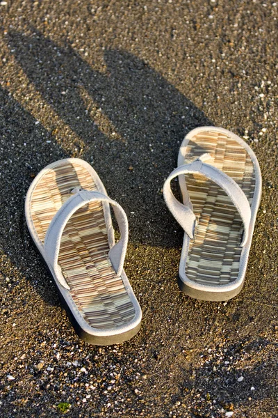 Slippers op het strand Stockfoto