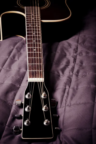 Zwarte gitaar — Stockfoto