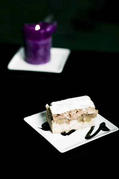 Jablečný koláč se podává v restauraci — Stock fotografie
