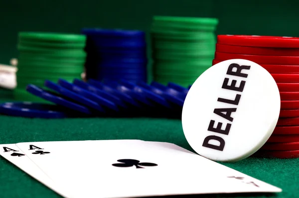 Kort och stack av poker — Stockfoto