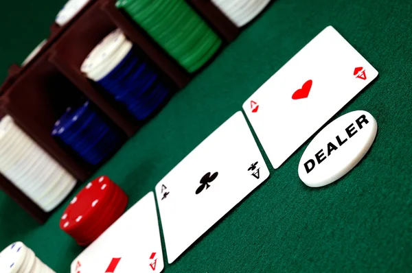Cartas e pilha de Poker — Fotografia de Stock