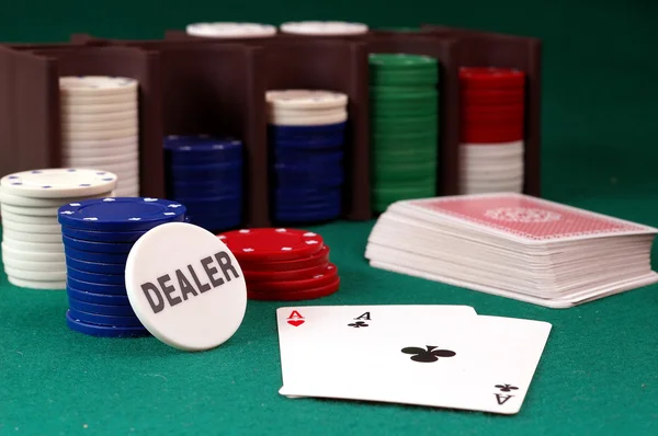 Карты и стопка покера — стоковое фото