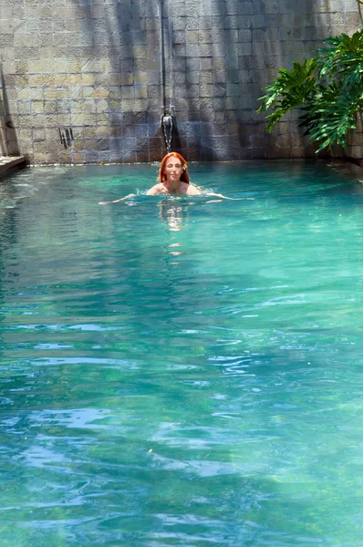 Girl swims in pool — Stock Photo, Image