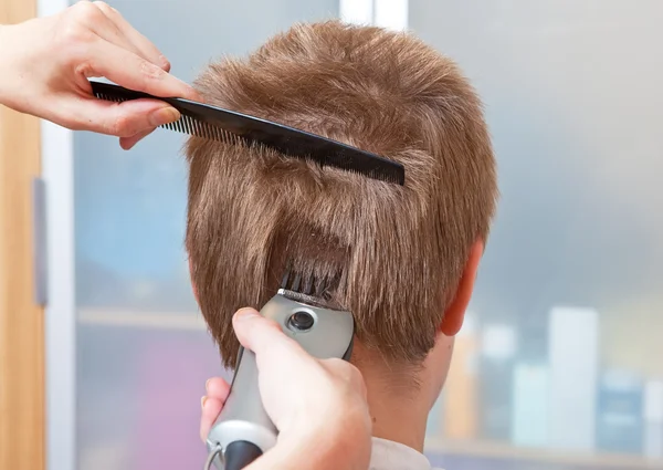 Hairstyle machine, kind in the rear — Stock Photo, Image