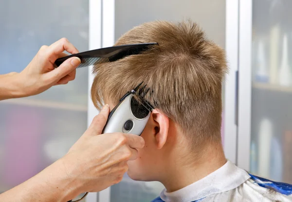 Frisur des Mannes mit Hilfe der speziellen Maschine für eine Frisur — Stockfoto