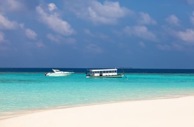 Maldivler. modern bir tekne ve okyanus, ulusal bir tekne