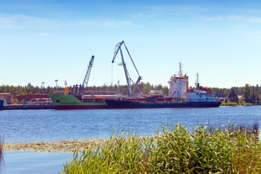 üzerinde nehir luga boşaltma cargoship. Rusya